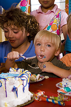 孩子,吃,生日蛋糕,生日派对