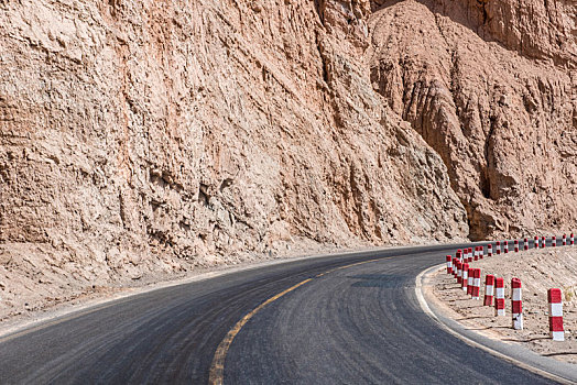 穿越大峡谷的公路,中国新疆