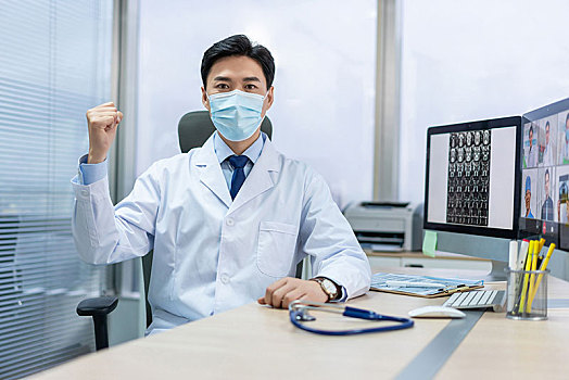 年轻医生戴着口罩在办公室工作