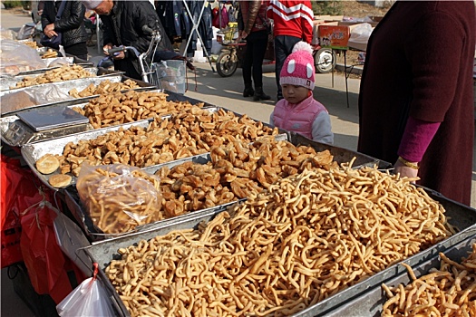 山东省日照市,实拍熙熙攘攘的农村大集,糕点美食让人眼花缭乱