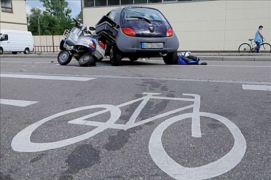 损坏,摩托车,福特汽车,撞击,自行车道,标记,街上,巴登符腾堡,德国,欧洲