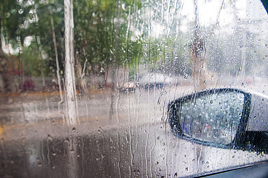 下大雨时汽车后视镜特写