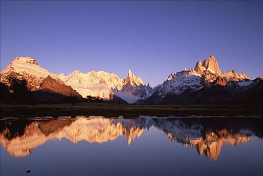 中心,攀升,菲茨罗伊,右边,单独,左边,黎明,著名,顶峰,紧张,巴塔戈尼亚,冰盖,洛斯格拉希亚雷斯国家公园,巴塔哥尼亚,阿根廷
