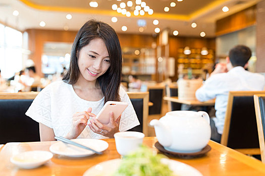 女人,手机,中餐厅