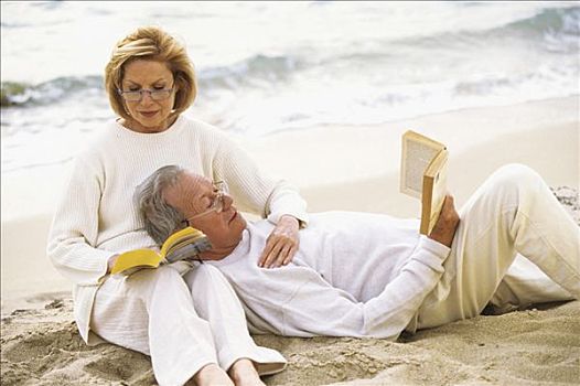 老年,夫妻,读,海滩