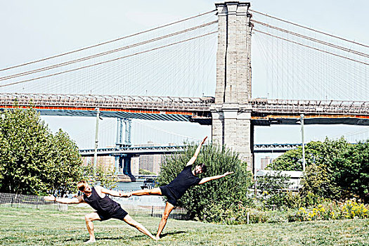 两个男人,倚靠,侧面,瑜珈,脚,拿着,位置,正面,布鲁克林大桥,纽约,美国