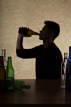 一个人喝酒的影子图片图片