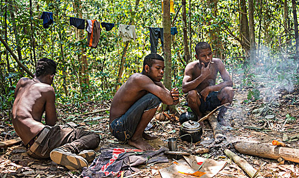 三个,年轻,土著,男人,坐,地面,丛林,烟,本土文化,热带雨林,马来西亚,亚洲