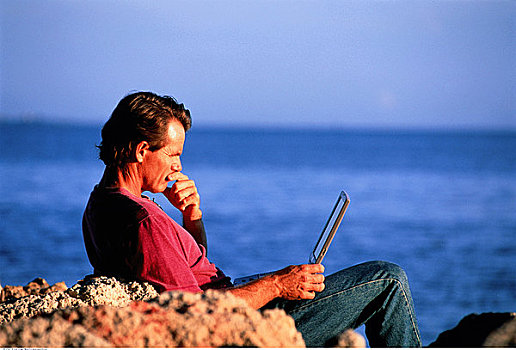 男人,海滩,使用笔记本,电脑