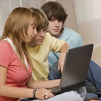 侧面,女青年,笔记本电脑,朋友,坐,旁侧