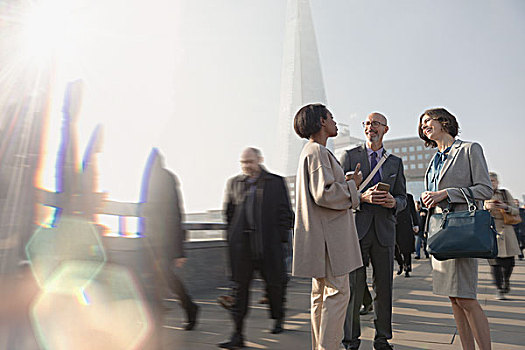 商务人士,交谈,晴朗,城市,步行桥,伦敦,英国