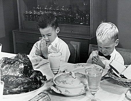 两个男孩,祈祷,餐桌,感恩节