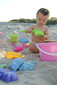 女孩,裸露,玩具,沙子,海滩,玩,坐,人,孩子,幼儿,1-2岁,全身,活动,游戏,铲,桶,沙滩,度假,夏天,户外