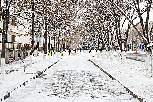 街头雪景