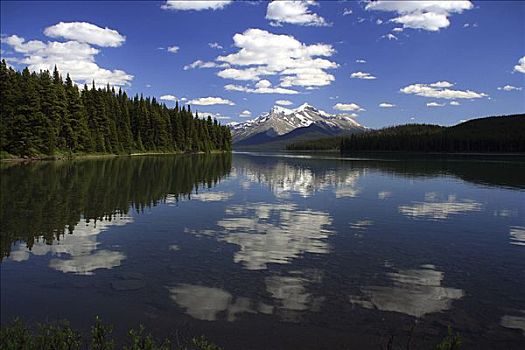 反射,云,水中,玛琳湖,碧玉国家公园,艾伯塔省,加拿大