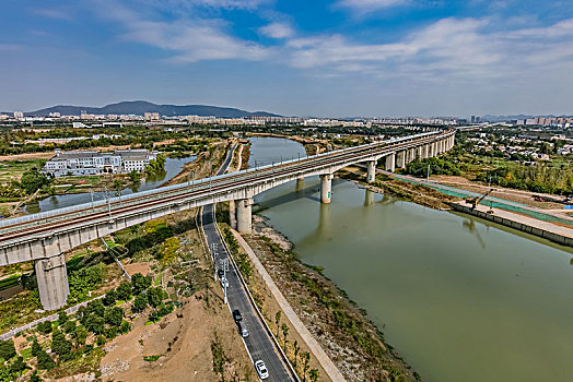 江苏省南京市高铁动车铁路桥梁建筑