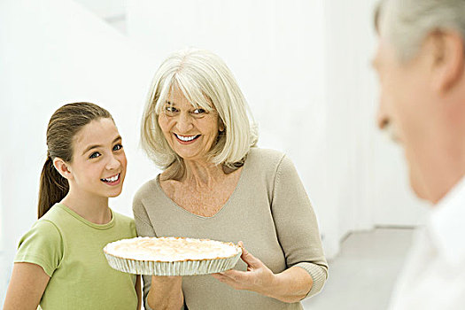 祖母,孙女,并排,老年,女人,拿着,馅饼