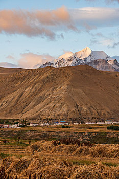 西藏阿里普兰清晨雪山