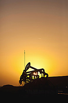 克拉玛依油田的采油机,新疆克拉玛依