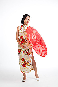 棚拍身穿中国传统服装的年轻女人和伞