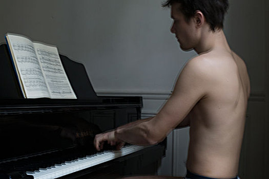 敞胸,男青年,演奏,钢琴