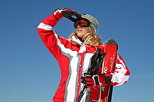 女青年,25岁,戴着,红色,白色,滑雪服,灯光,灰色,帽,蓝天,一只,手,靠近,滑雪,眼镜,山峦,图林根州,德国,欧洲