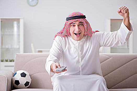 年轻,阿拉伯人,看,足球,坐,沙发