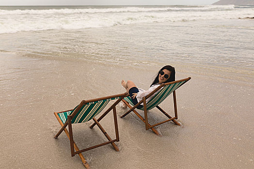 美女,放松,沙滩椅,看镜头
