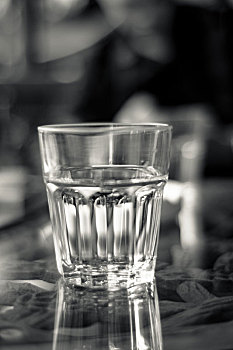 黑白玻璃杯