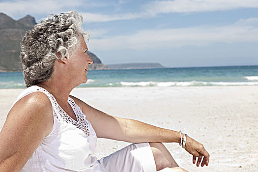 老女人,放松,海滩