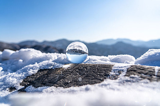 雪中的玻璃球
