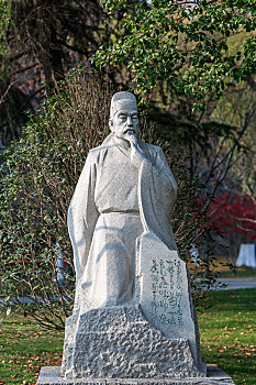 晚唐诗人韦庄塑像,南京玄武湖公园内的历史名人雕塑