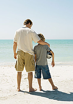 父子,站立,一起,海滩,男孩,拿着,球,手臂