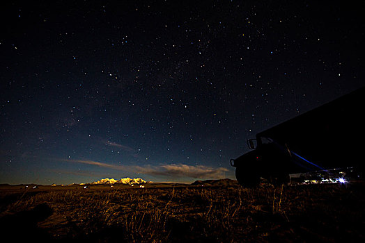 星空下的越野车