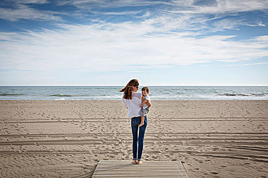 后视图,中年,女人,幼儿,女儿,海滩,加泰罗尼亚,西班牙