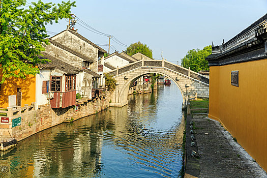 中国江苏省苏州虎丘风景区江南小桥流水景观