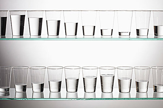 两个,架子,玻璃杯,数量,水