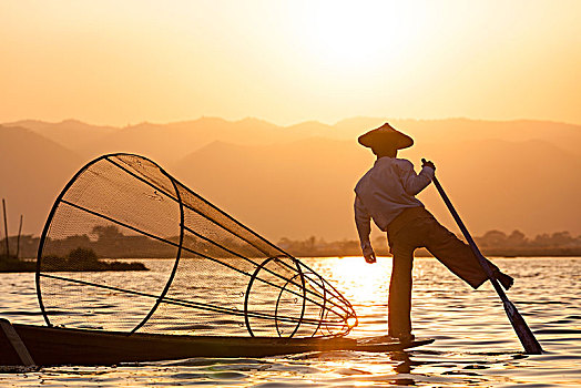 传统,渔民,平衡性,单腿站立,船,拿着,捕鱼,篮子,湖,日落