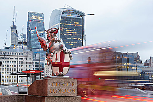 伦敦,传统,红色公交车,摩天大楼,背景,伦敦桥,英国