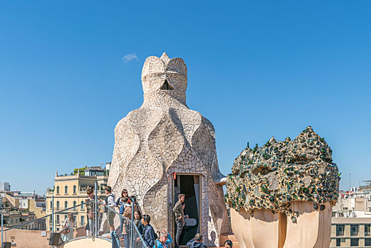 巴塞罗那著名景点米拉之家屋顶景观和烟囱雕像