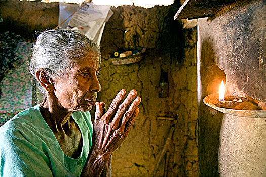 丈夫,钱,帮助,老年,建筑,水管,房子,买,家居用品,衣服,十一月,2007年,斯里兰卡