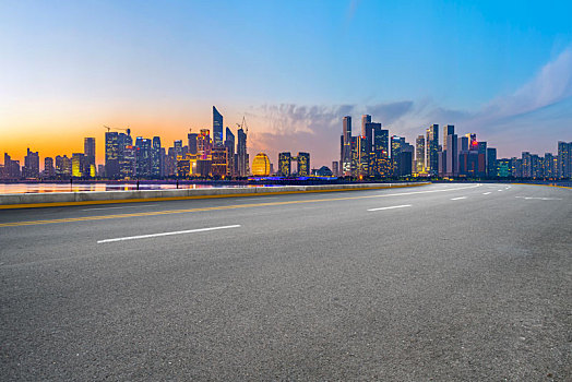 公路天际线和建筑景观夜景