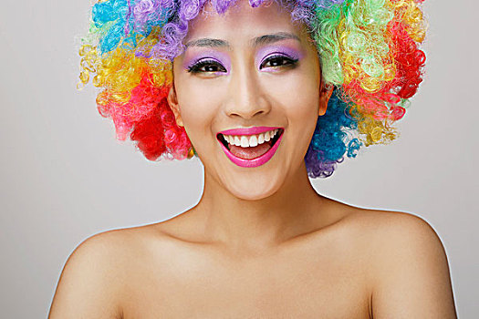 戴著彩色假發的東方年輕女士