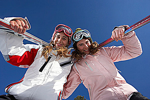 法国,阿尔卑斯山,肖像,两个,女青年,拿着,滑雪