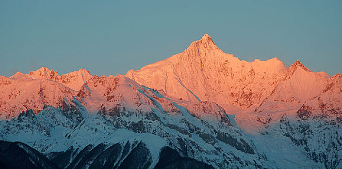 瑞丽雪山