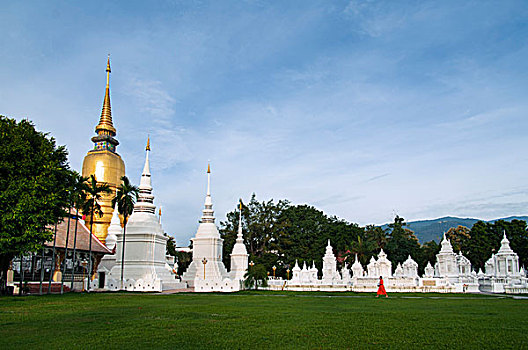 东南亚泰国金顶寺庙和僧侣