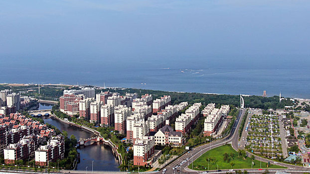 山东省日照市,一场大雨过后蓝天白云重现,海边居民小区与蓝天碧海交相辉映