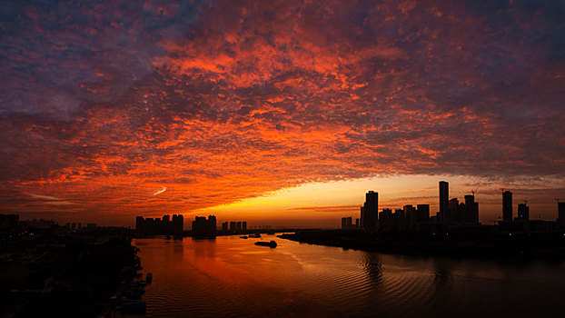 中国广东佛山河上日出美景