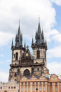 圣母泰恩在老城广场在布拉格教堂