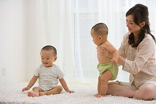 一起玩耍的嬰兒